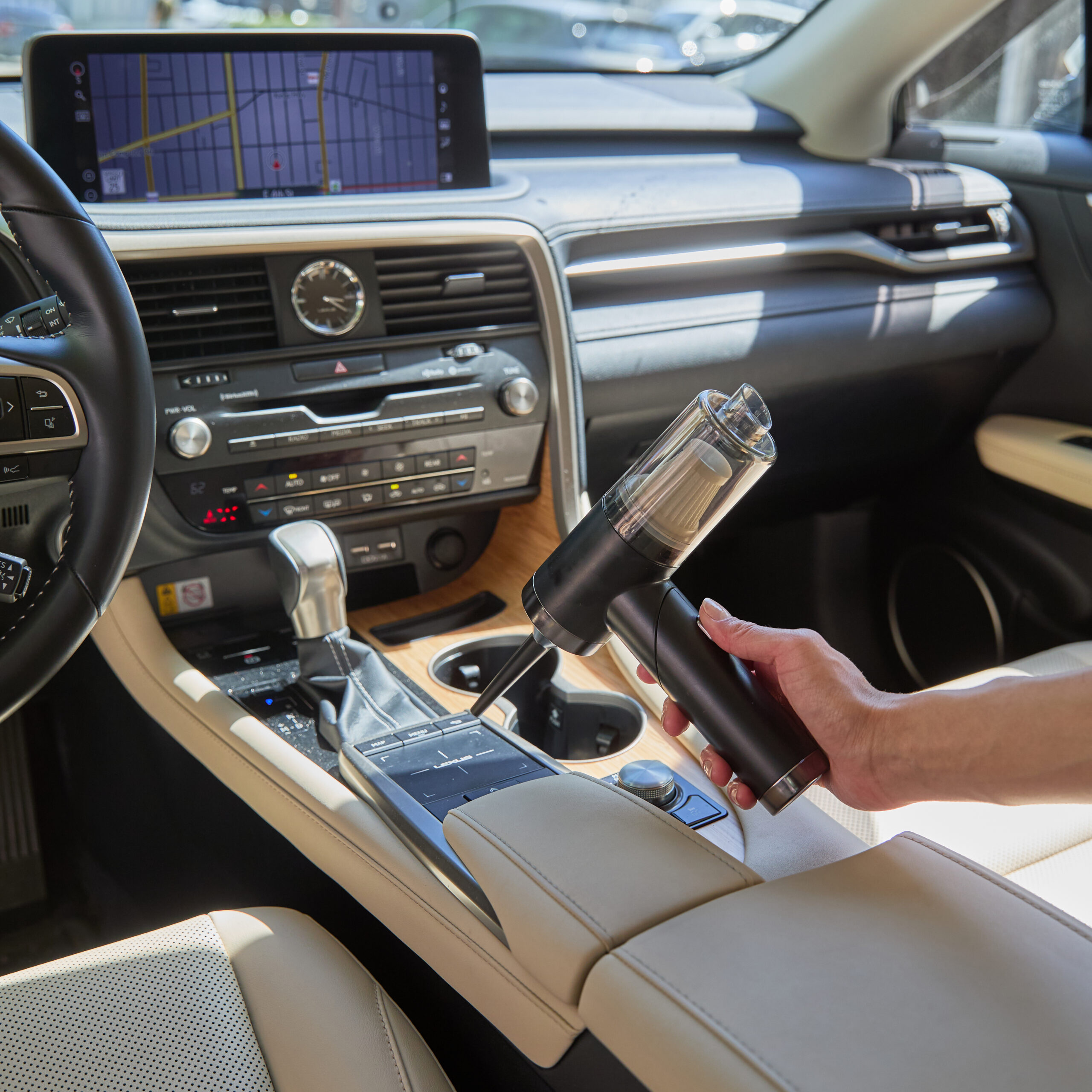 AIRWOO Folding in Black cleaning a car console